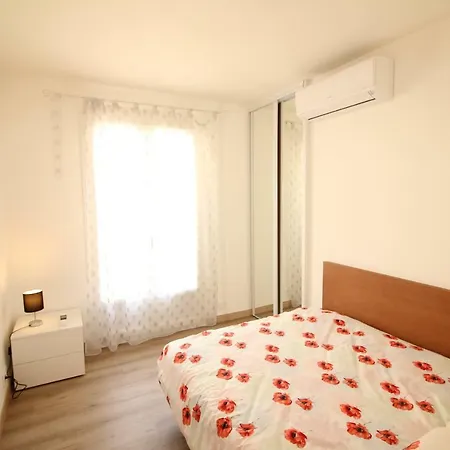 One-Bedroom Apt With Balcony On Rue Hoche Apartman *