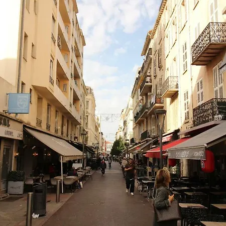 One-Bedroom Apt With Balcony On Rue Hoche Apartman