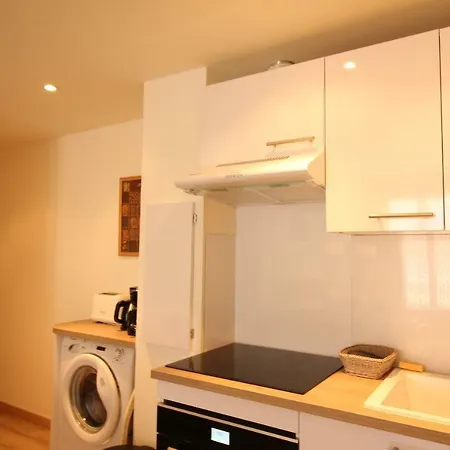 One-Bedroom Apt With Balcony On Rue Hoche Κάννες