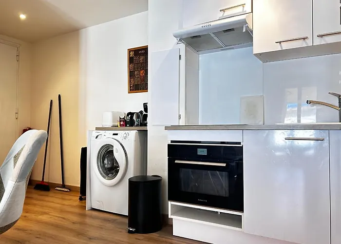 Daire One-bedroom With Balcony On Rue Hoche *