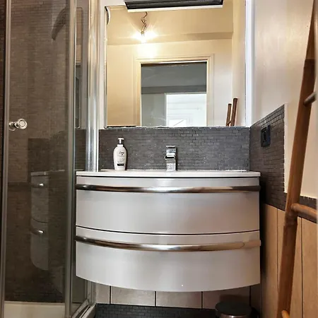 2-pièces avec balcon au cœur de la rue Hoche Appartement *