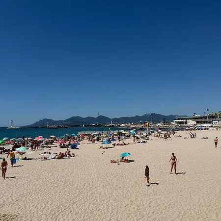 2-pièces avec balcon au cœur de la rue Hoche * Cannes