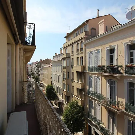 One-bedroom With Balcony On Rue Hoche Apartman *
