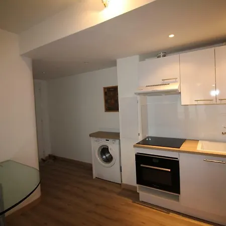 One-Bedroom Apt With Balcony On Rue Hoche Apartamento