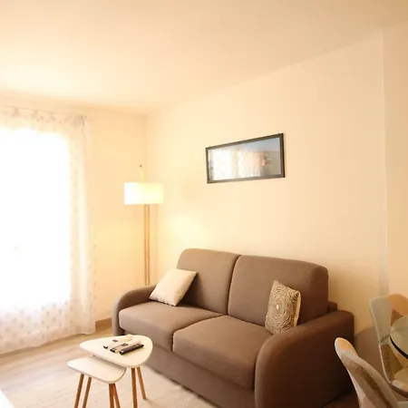 One-Bedroom Apt With Balcony On Rue Hoche Apartamento *