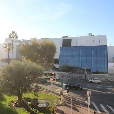 One-Bedroom Apt With Balcony On Rue Hoche Apartamento *