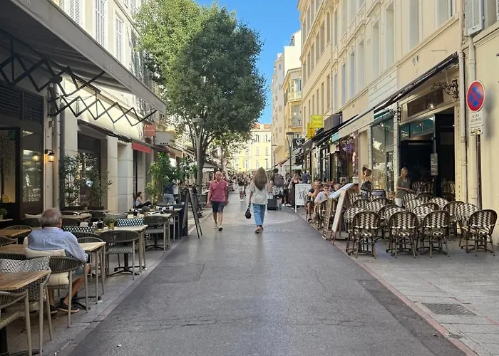 One-bedroom With Balcony On Rue Hoche *