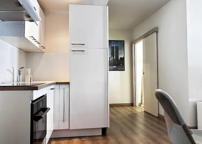 One-bedroom With Balcony On Rue Hoche Lägenhet