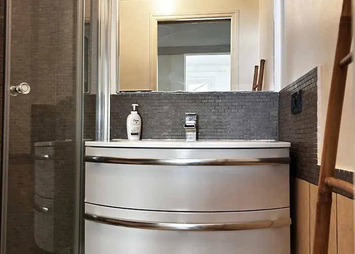 One-bedroom With Balcony On Rue Hoche Lägenhet *